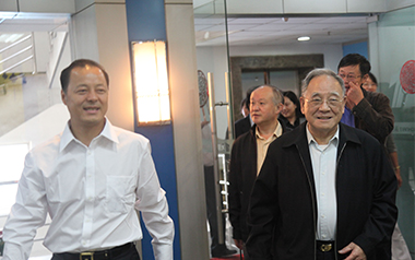 原國家機械工業(yè)部部長何光遠及內(nèi)燃機專家親臨天厚公司參觀指導(dǎo)