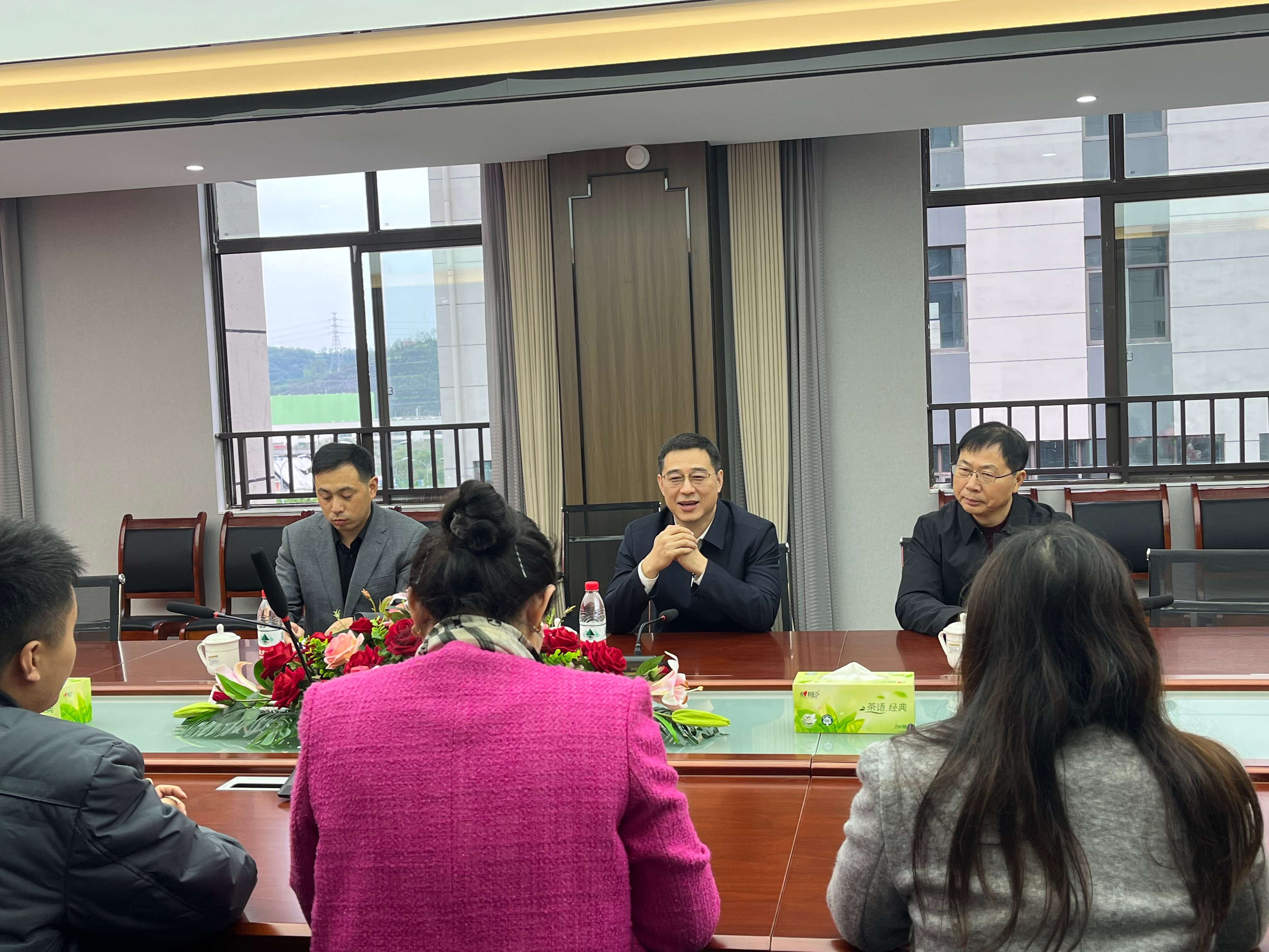 熱烈歡迎江西省進(jìn)賢縣領(lǐng)導(dǎo)蒞臨指導(dǎo)重慶市宏冠醫(yī)療設(shè)備有限公司國際生物城基地